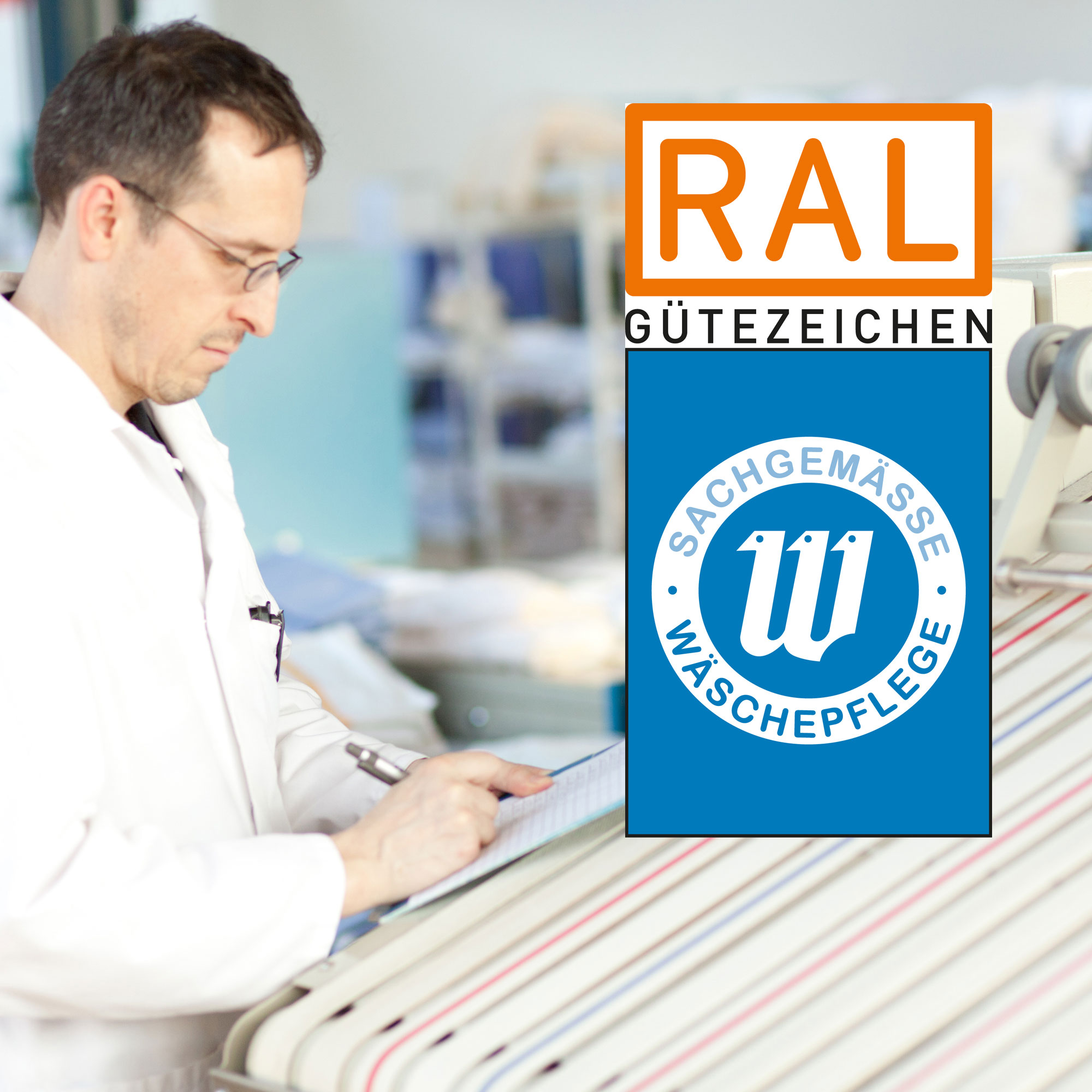 Person in weißem Kittel schreibt auf Klemmbrett vor Faltmaschine für Handtücher und Spannlaken, daneben RAL-Gütezeichen und blaues Siegel "Sachgemäße Wäschepflege'"