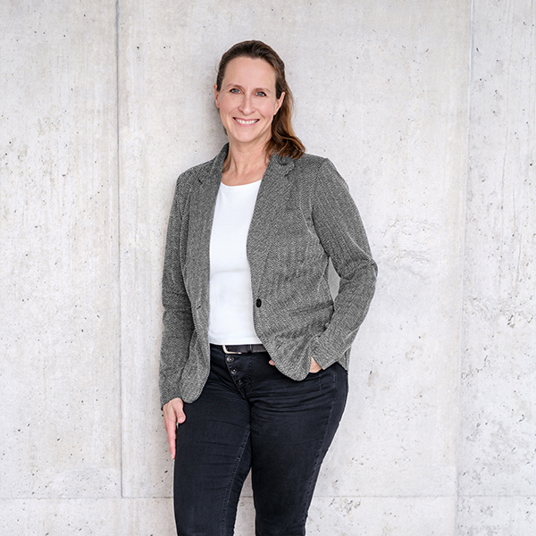 Frau Aniko Dörr in einem grauen Blazer und schwarzen Jeans