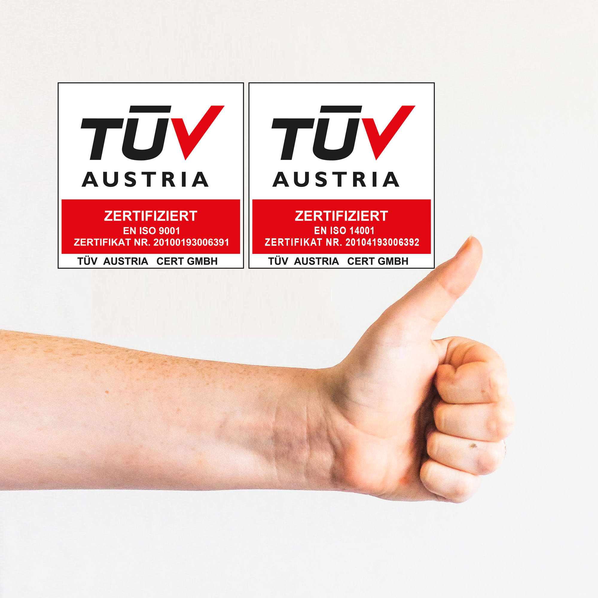 Zwei TÜV Austria Zertifizierungslogos mit den Texten 'ZERTIFIZIERT EN ISO 9001 ZERTIFIKAT NR. 20100193006391' und 'ZERTIFIZIERT EN ISO 14001 ZERTIFIKAT NR. 20104193006392', daneben ausgestreckter Arm mit Daumen nach oben.